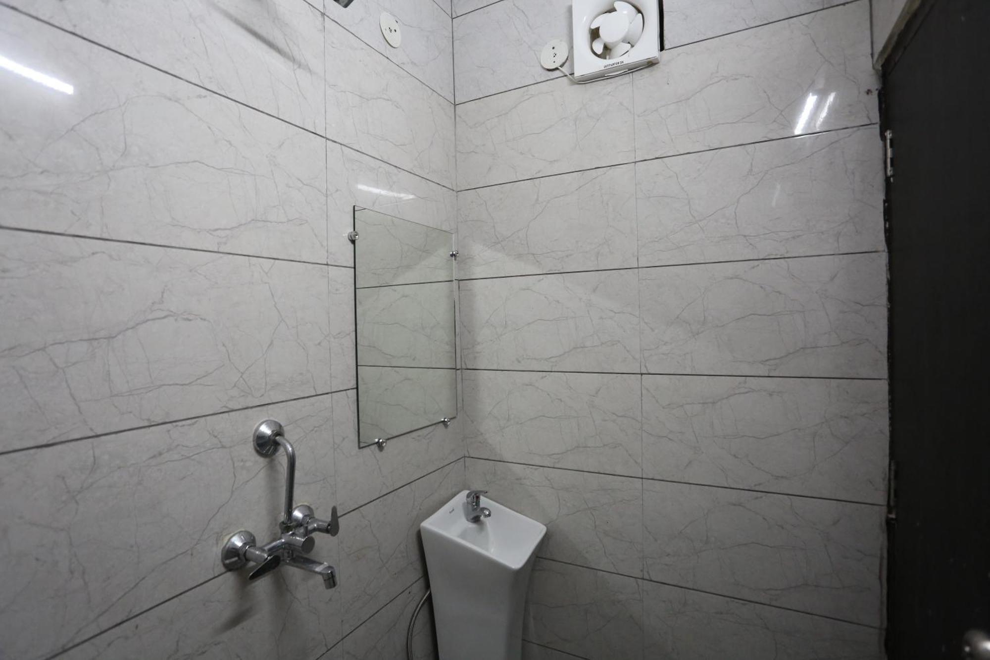 Hotel Twamev Couple Friendly Laxmi Nagar Új-Delhi Kültér fotó